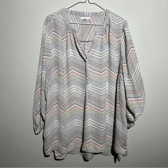 Maurices Plus Size Women V-Neck 3/4 sleeves Gray Geometric Print Size 3XL - Picture 1 of 6